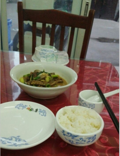 一個人，一碗飯菜，一頂情侶棒球帽子